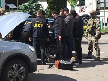 У Луцьку серед вулиці – затримання: на місці – чимало поліції і спецпризначенців. ФОТО