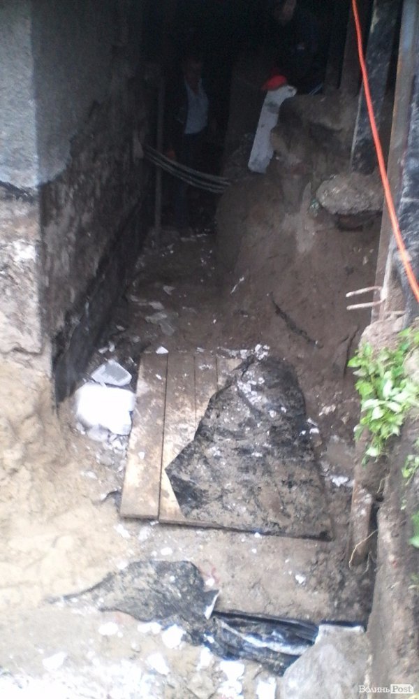 Мешканці будинку на Соборності власноруч розбирають металеву прибудову. ФОТО