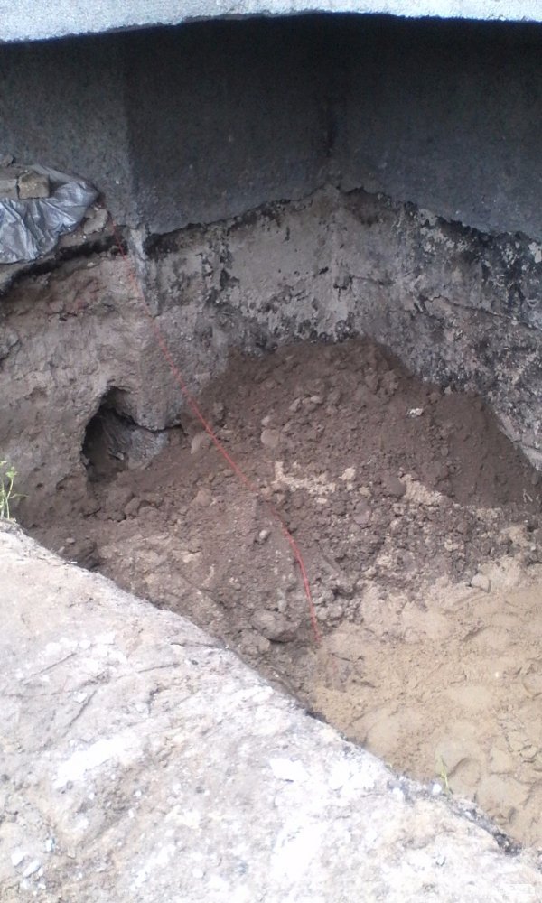 Мешканці будинку на Соборності власноруч розбирають металеву прибудову. ФОТО