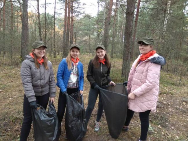 На Волині школярі допомогли прибрати ліс. ФОТО