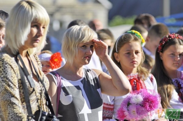 Луцький депутат подарував рідній школі ноутбук і сертифікати на харчування дітей. ФОТО