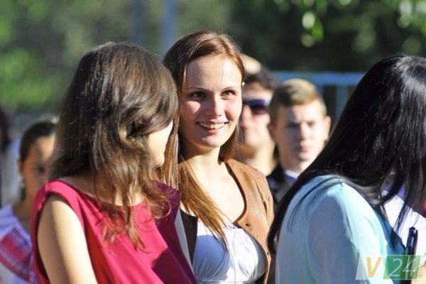 Луцький депутат подарував рідній школі ноутбук і сертифікати на харчування дітей. ФОТО