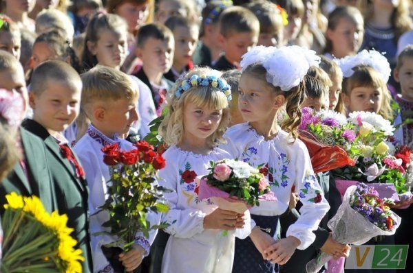 Луцький депутат подарував рідній школі ноутбук і сертифікати на харчування дітей. ФОТО