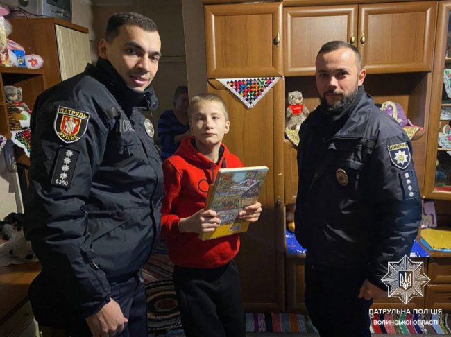 На Волині патрульні подарували краплинку радості малечі