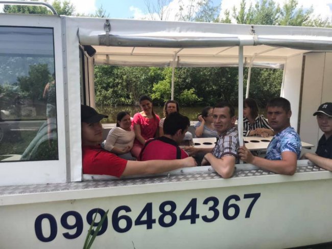 У Луцьку особливі діти відсвяткували день народження, мандруючи Стиром на катері