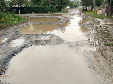На луцькій вулиці замість асфальту – ями та болото. ФОТО