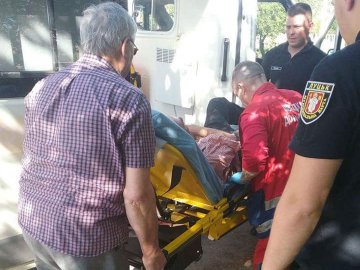 Був непритомним: у Луцьку виявили п'янючого чоловіка, який лежав на тротуарі. ФОТО