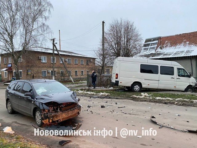 На Волині мікроавтобус зіткнувся з легковиком: одного водія госпіталізували. ФОТО