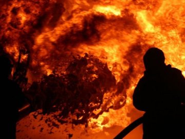 Масштабна пожежа на Київщині: згоріло 12 осель в багатоповерхівці. ВІДЕО