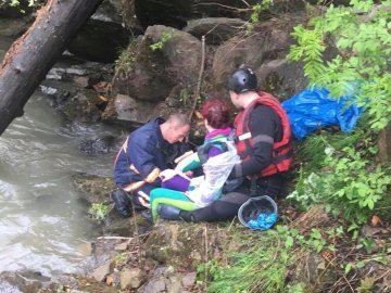 Водій вантажівки, яка впала  з туристами у річку на Прикарпатті, був п'яним. ВІДЕО