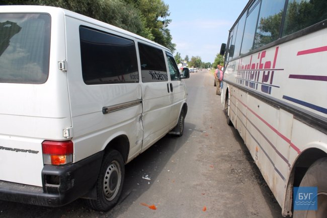 У Нововолинську автобус із гірниками протаранив бус