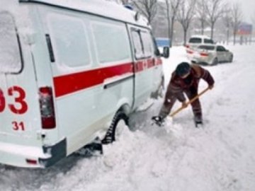 На Волині в снігу застрягло 8 рейсових автобусів та 9 «швидких допомог»