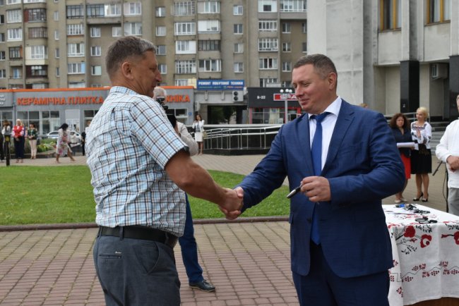 Сільські амбулаторії на Волині одержали нові автівки. ФОТО