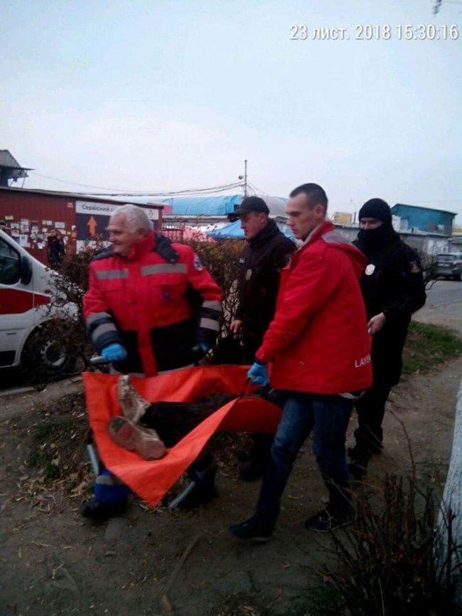 Міг замерзнути на смерть: луцькі муніципали врятували п'яного чоловіка, який спав у кущах. ФОТО