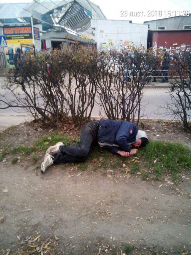 Міг замерзнути на смерть: луцькі муніципали врятували п'яного чоловіка, який спав у кущах. ФОТО