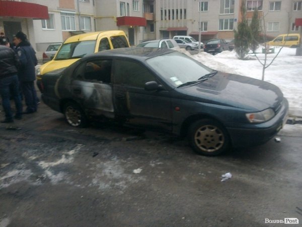 У Луцьку згоріло авто: власник підозрює підпал. ФОТО