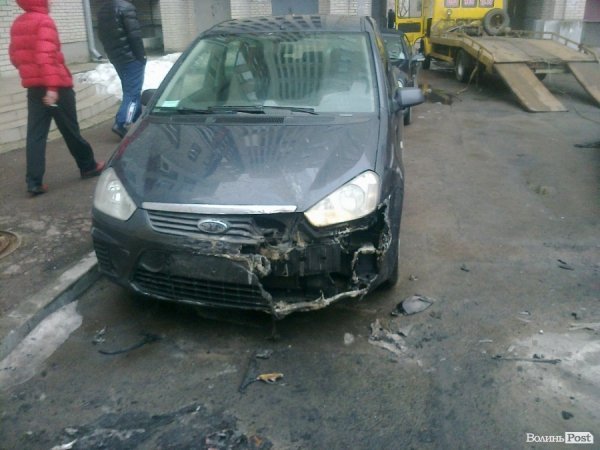 У Луцьку згоріло авто: власник підозрює підпал. ФОТО