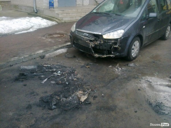 У Луцьку згоріло авто: власник підозрює підпал. ФОТО