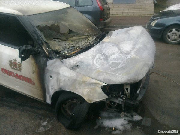 У Луцьку згоріло авто: власник підозрює підпал. ФОТО