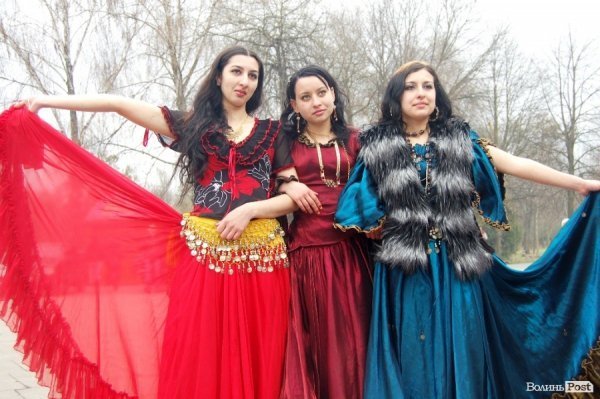 У центрі Луцька гуляли цигани. ФОТО