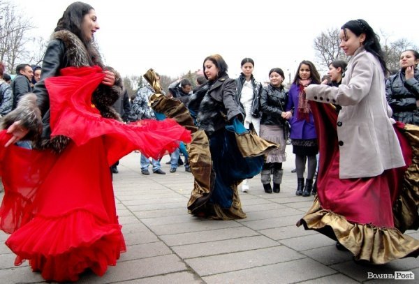 У центрі Луцька гуляли цигани. ФОТО