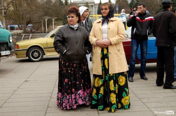 У центрі Луцька гуляли цигани. ФОТО