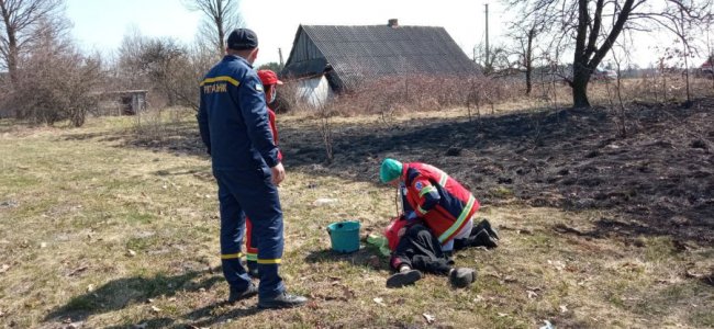 На Волині вогнеборці врятували жінку, яка втратила свідомість під час гасіння пожежі сухої трави