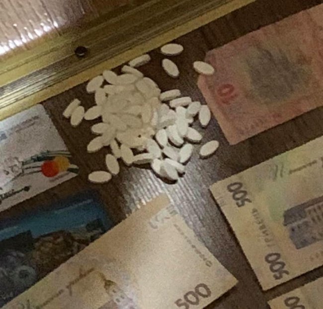 У волинянина вдома під час обшуку вилучили сотню наркотичних таблеток. ФОТО