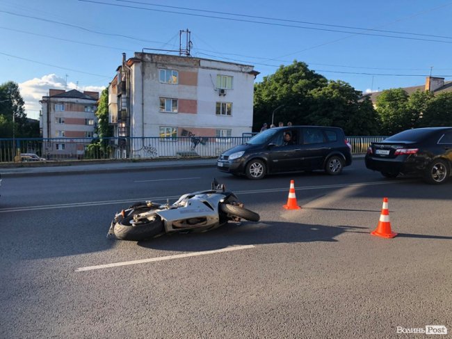 У Луцьку на мосту – аварія за участю мотоцикліста та маршрутки: рух – ускладнений. ФОТО