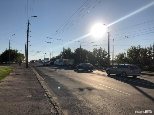 У Луцьку на мосту – аварія за участю мотоцикліста та маршрутки: рух – ускладнений. ФОТО