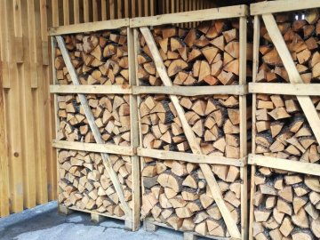 У громаді на Волині всі школи та дитсадки опалюватимуть дровами і торфобрикетом