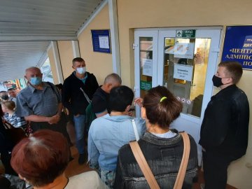 З самого ранку біля луцького ЦНАПу у черзі стоять десятки людей: розповіли причину. ВІДЕО