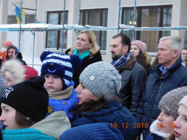 Під Луцьком засвітили головну ялинку району. ФОТО