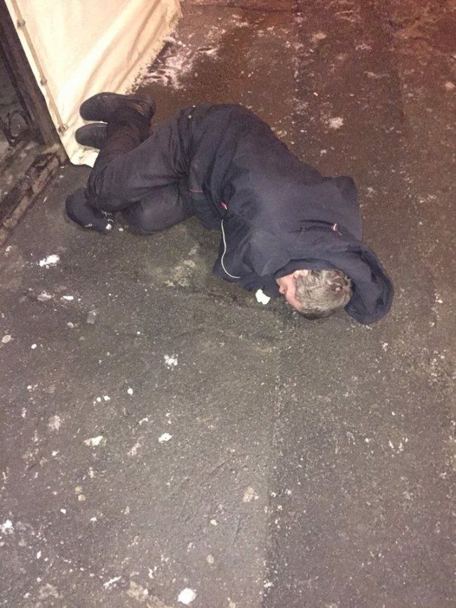 Повзли на ліктях: затримали п’яних батьків, які «гуляли» з дитиною. ФОТО