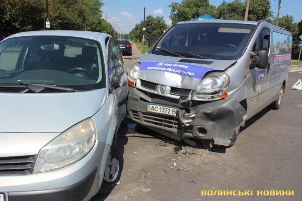 Аварія у Луцьку: не розминулися два «рено». ФОТО