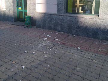 У центрі Луцька з аварійного балкону падає каміння. ФОТО