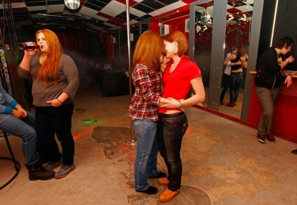 Після прийняття закону, що забороняє пропаганду гомосексуалізму в Росії життя не змінилося. Люди танцюють у гей-клубі «Малевич» в Санкт-Петербурзі, 2 лютого 2013. ALEXANDER DEMIANCHUK, Росія