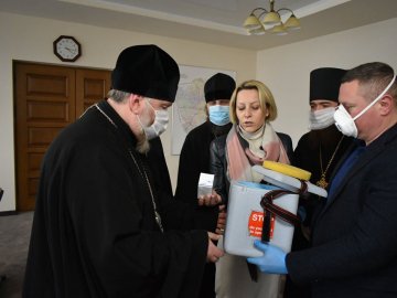 Погуляйко зустрівся із священниками УПЦ (МП), які передали допомогу від нардепа Новинського