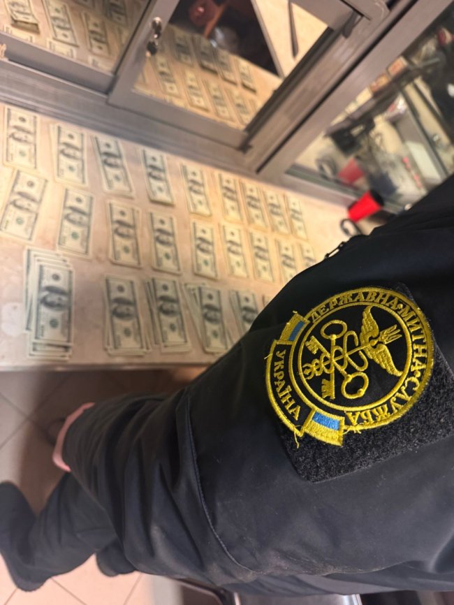 Через волинський кордон водій вантажівки хотів провезти майже 30 тисяч доларів США