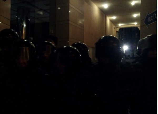 У Києві штурмували офіс Ахметова. ФОТО