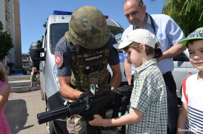 У центрі Луцька - діти зі зброєю. ФОТО