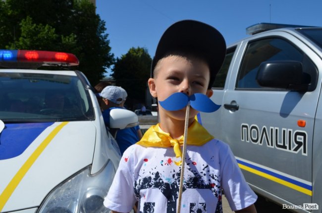 У центрі Луцька - діти зі зброєю. ФОТО