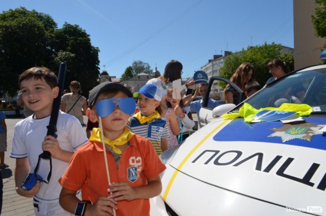 У центрі Луцька - діти зі зброєю. ФОТО