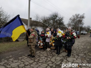 Поховали хлопця під вигуки «Герої не вмирають!»: на Волині попрощались із  бійцем. ФОТО