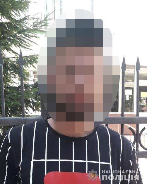 У Луцьку «на гарячому» зловили злодіїв, які викрадали автомобільні дзеркала. ФОТО