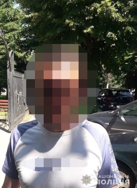 У Луцьку «на гарячому» зловили злодіїв, які викрадали автомобільні дзеркала. ФОТО