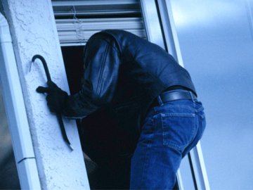 У Луцьку двоє братів увечері незаконно проникли в магазин