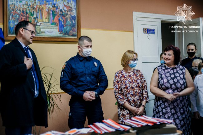 Волинські школярі отримали від патрульних та Генконсульства Польщі жилетки та флікери. ФОТО