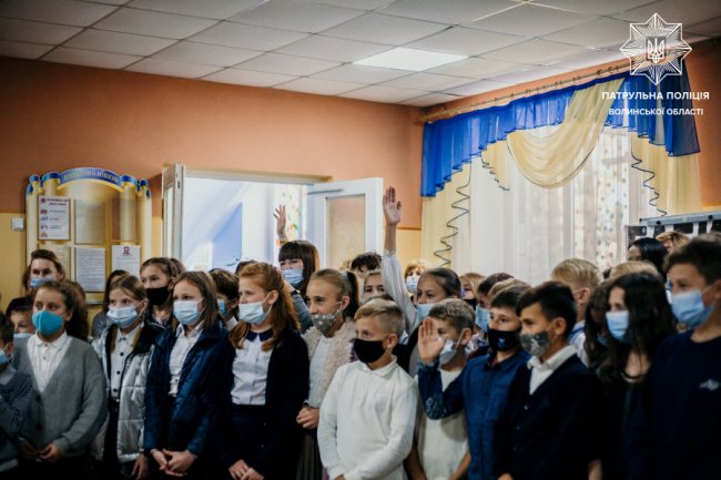 Волинські школярі отримали від патрульних та Генконсульства Польщі жилетки та флікери. ФОТО