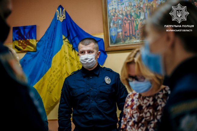 Волинські школярі отримали від патрульних та Генконсульства Польщі жилетки та флікери. ФОТО